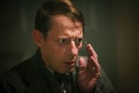 Babylon Berlin – Babylon Berlin Staffel 3 Folge 11 Erhält zu wenig Aufmerksamkeit: Luc Feit als Ullrich Copyright: SRF/X Filme Creative Pool GmbH/ARD Degeto Film GmbH/Sky Deutschland/WDR/Beta Film GmbH/Frédéric Batier
