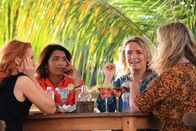 Death in Paradise – Die Freundinnen Sophie (Amy Beth Hayes, l.), Hema Patel (Sunetra Sarker, 2.v.l.), Rachel Baldwin (Claire Rushbrook, 2.v.r.) und Lucy Chapman (Anna Crilly, r.) machen gemeinsam Urlaub und feiern Geburtstag. Aber ihre unbeschwerte Ferienstimmung endet jäh, als Sophies Lebensgefährte ermordet wird. Nun werden die Frauen sogar verdächtigt und bezüglich des Mordes befragt.