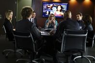 Criminal Minds – Im Kampf gegen das Böse: Reid (Matthew Gray Gubler, 2.v.l.), Derek (Shemar Moore, 3.v.r.), Hotch (Thomas Gibson, 3.v.l.), Rossi (Joe Mantegna, 2.v.r.), JJ (AJ Cook, l.), Garcia (Kirsten Vangsness, M.) und Kate (Jennifer Love Hewitt, r.) ....