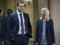 Homeland – FBI-Agent Conlin (Dominic Fumusa, l.) und Carrie (Claire Danes, r.) ermitteln im Fall von Sekou Bah mit komplett unterschiedlichen Ansätzen. Und auch wenn es um die Beratung der neuen Präsidentin geht, haben viele Personen viele Meinungen ...