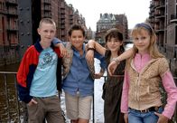 Die Pfefferkörner – "Die Pfefferkörner": Yeliz (Mira Lieb 3.v.li.), Lilly (Laura Gabriel, re.), Karol (Moritz Glaser, li.), Laurenz (Tim Tiedemann, 2.v.li.) spüren Diebe, Umweltsünder, Betrüger, Hehler, Drogenschmuggler oder andere dubiose Zeitgenossen auf.