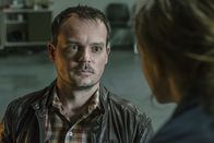 München Mord – Karl Dettl (Johannes Allmayer) wird im Polizeipräsidium verhört. Nina Kurth (Karoline Teska) mustert Dettl eingehend, sie soll beurteilen, ob er es war, der sie angespuckt und ihren Verlobten im Park geschlagen hat. Nina ist sich jedoch schnell sicher, dass Dettl nicht der vermummte Jogger war.