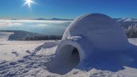 1491 - Amerika vor Kolumbus – Das Iglu ist eine Erfindung der Eskimos, das ihnen ermöglicht, im harschen Klima der Arktis zu überleben. Die Schlafstelle liegt auf halber Höhe und nutzt so die aufsteigende Wärme eines Feuers.