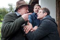 Der Bergdoktor – Johann Unger (Heinz-Josef Braun, l.) macht Thomas Mannfeld (Roman Knižka, r.) schwere Vorwürfe, weil der es nicht lassen konnte, seine Tochter Lisa aufzusuchen, obwohl die sich wegen ihrer Amnesie nicht an ihren Lebensgefährten erinnert. Dr. Martin Gruber (Hans Sigl, M.) versucht, die beiden Streithähne auseinanderzubringen.