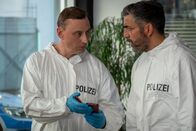 Blutige Anfänger – Sami (Neil Malik Abdullah, r.) ist schockiert, als Kelting (Werner Daehn, l.) ihm die Aufzeichnung des anonymen Notrufs vorspielt. Bei der Stimme handelt es sich um die seines Sohnes.