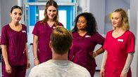 Bettys Diagnose – Zoe hat ihren ersten Tag in der Karlsklinik. Von links: Ava Edemir (Rona Özkan), Betty Hertz (Henrike Hahn), Finn Eckart (Yannik Meyer), Zoe Breitner (Catherine Chikosi), Mia Kunze (Antonia Döring)