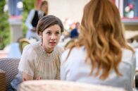 Sturm der Liebe – Alexandra (Daniela Kiefer, r.) setzt Elenis (Dorothée Neff, l.) Mitleid für ihren Vater zu.
