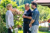 SOKO Kitzbühel – Ulla Haushamer wurde tot in ihrer Wohnung aufgefunden. Ullas Schwester Gitti (Konstanze Dutzi) ist fassungslos über den Tod. Lukas Roither (Jakob Seeböck, r.) und Kroisleitner (Ferry Öllinger, M.) ermitteln in dem Fall des vermeintlichen Herztodes.