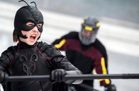 Antboy - Die Rache der Red Fury – Pelle / Antboy (Oscar Dietz) kämpft auf der Eisbahn mit den beiden Terrorzwillingen, die Maria zuvor schikaniert haben.
