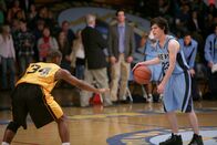 The Middle – Während sich Axl (Charlie McDermott, r.) bei einem Basketballspiel beweisen muss, muss Sue zuhause auf Brick aufpassen. Was da wohl am ehesten als Desaster enden wird?; Während sich Axl (Charlie McDermott, r.) bei einem Basketballspiel beweisen muss, muss Sue zuhause auf Brick aufpassen. Was da wohl am ehesten als Desaster enden wird?