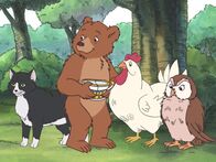 Der kleine Bär – Es ist ein Festtag und Mutter Bär holt das gute Geschirr hervor. Der Kleine Bär spielt mit der Sauciere, die für ihn ein kleines Schiff ist. Doch leider bricht sie entzwei, und alle Versuche, sie zu kleben, schlagen fehl. Erst Vater Bär weiß Rat, schließlich hatte er dieses "Schiff" auch schon einmal zerbrochen.
