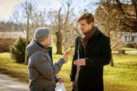 Sturm der Liebe – Paul (Sandro Kirtzel, r.) gesteht Max (Stefan Hartmann, l.), dass er sich mit seiner Entscheidung für Constanze schwerer tut als gedacht.