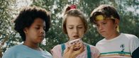 3 Hz – Von links: Noor (Maja Azila), Ella (Cécile Enthoven) und Sammy (Arthur Hermans) schauen auf Ellas Handy.