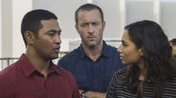 Hawaii Five-0 – Nachdem ihr Kollege Adam entführt wurde, geben (v.l.n.r.) Junior (Beulah Koale), Steve (Alex O'Loughlin) und Tani (Meaghan Rath) alles, um ihn aus der Erpressung zu befreien ...