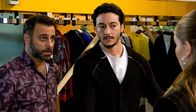 Rote Rosen – Elyas (Mehmet Daloğlu m.) steht durch Viktorias (Caroline Schreiber) Räumungsklage vor dem Verlust seiner Wäscherei. Kurz vor der Aufgabe wechselt Bella (Alessia Mazzola) heimlich die Seiten und kämpft mit aller Kraft für die Rettung seines Geschäfts.