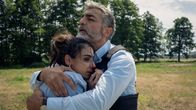 Blutige Anfänger – Sami (Neil Malik Abdullah) versucht Nehir (Bayan Layla) zu beruhigen, die gerade so eine Geiselnahme überlebt hat.