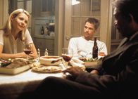 Sieben – Abendessen: Gwyneth Paltrow als Tracy Mills, Brad Pitt als David Mills, Morgan Freeman als William Somerset (Copyright SRF/Warner Bros. International Television Distribution)