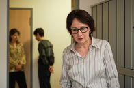 Tatort – Gisela Tausendleben (Ulrike Arnold) ist Oberärztin in der forensischen Klinik und reagiert empfindlich, wenn Psychotherapeutinnen von außerhalb behaupten, mehr über ihre Patienten zu wissen als sie.