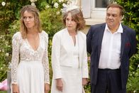 Alibi.com 2 – Aus der Traum von der Hochzeit mit Flo (Élodie Fontan, l.). Sie und ihre Eltern Marlène (Nathalie Baye, M.) und Gérard (Didier Bourdon, r.) sind schockiert über das Chaos, das Greg angerichtet hat.