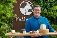 Lecker an Bord – Klaus Holtmann mit Erzeugnissen des Ziegenhof in Gillenfeld.