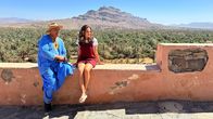 Travel like a local – Mona Ameziane mit Tourguide Bouchaib Jakanti über der Oase im Draa-Tal in Marokko.