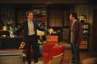 How I Met Your Mother – Barney (Neil Patrick Harris, l.) hat eine Spülmaschine gekauft, den Kühlschrank gefüllt und alles aufgeräumt. Als Ted (Josh Radnor, r.) dies sieht, wird ihm klar, dass Barney sich in Robin verliebt hat und deswegen so reagiert.