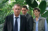Inspector Barnaby – DCI Tom Barnaby (John Nettles, l.), DS Dan Scott (John Hopkins, M.) und Prof. Margaret Winstanley (Harriet Walter, r.).