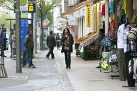 Tatort – Hauptkommissarin Eva Saalfeld (Simone Thomalla) auf dem Weg zum ersten Treffen mit ihrer Halbschwester Julia, die in einem türkischen Café arbeitet.