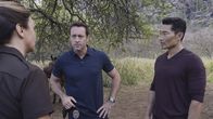 Hawaii Five-0 – Eine Leiche wird am Strand angespült. Die tote Frau ist offensichtlich erschlagen und im Meer entsorgt worden. Steve (Alex O'Loughlin, M.) und Chin (Daniel Dae Kim, r.) beginnen mit den Ermittlungen ...