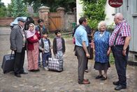 Krauses Glück – Ankunft der syrischen Familie El Chanati auf Krauses Hof: (v.l.n.r.) Omar (Erden Alkan), Djamila (Elmira Rafizadeh), Achmed (Hussein Eliraqi), Jussuf (Yarsan Hushmen) und Mohammed (Haulan Hushmen), Bürgermeister Stübner (Boris Aljinovic), Elsa (Carmen-Maja Antoni) und Krause (Horst Krause).