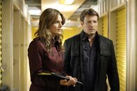 Castle – Beckett (Stana Katic, l.) und Castle (Nathan Fillion, r.) ermitteln in einem neuen Fall ...