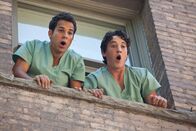 21 & Over – Dumm gelaufen: Casey (Skylar Astin, l.) und Miller (Miles Teller, r.) können Jeff nicht länger festhalten - und dessen Sturz aus dem Fenster ist nicht zu verhindern ...