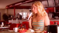 Hot Dog – Hannah (Lena Klenke) verbindet eine Hassliebe mit ihrer Vagina. Sie hat ihr sogar verschiedene Namen gegeben.