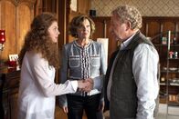 Der Schwarzwaldhof – Lore (Gila von Weitershausen, Mitte) sieht es nicht gerne, dass "ihr" Albert (Michael Hanemann) von der jungen Altenpflegerin Ewa (Anja Antonowicz, li.) so bezaubert ist.