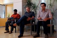 Modern Family – Jay Pritchett (Ed O'Neill, m.), Phil Dunphy (Ty Burrell, r.).