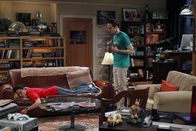 The Big Bang Theory – Während Leonard (Johnny Galecki, r.) schockiert feststellt, dass er der Einzige ohne Freundin ist, versucht Sheldon (Jim Parsons, l.), Amy loszuwerden ...