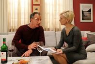 In aller Freundschaft – Alexander Weber (Heio von Stetten) sagt Kathrin Globisch (Andrea Kathrin Loewig), dass er am nächsten Abend nach Kuba aufbrechen wird und er bittet sie um eine Entscheidung. Kathrin erklärt Alexander, dass Kuba nur für ihn ein Hoffnungsschimmer ist, sie hingegen muss alles hinter sich lassen und würde in eine finanziell und perspektivisch ungewisse Zukunft mit einem gesuchten Verbrecher sehen. Doch Alexander hält Kathrin prompt die Stellenbeschreibung einer kubanischen Klinik unter die Nase.