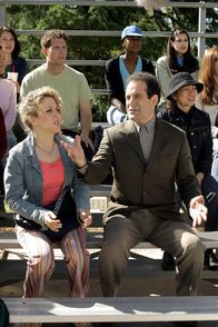 Monk – Mr. Monk (Tony Shalhoub, r.) begleitet Sharona (Bitty Schram, l.) zum Baseballspiel ihres Sohnes.
