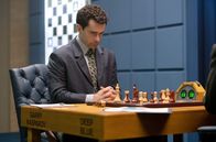 Rematch – Garry Kasparov (Christian Cooke) scheint seinen Gegner, den Supercomputer „Deep Blue“, komplett unter Kontrolle zu haben.