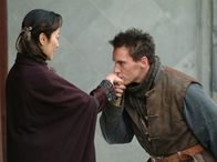 Die Kinder der Seidenstraße – Der britische Reporter George Hogg (Jonathan Rhys Meyers) bedankt sich bei Mrs. Wang (Michelle Yeoh) für ihre selbstlose Hilfe.