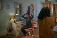 We Are Lady Parts – Amina (Anjana Vasan, l.) hat eine Freundin mit nach Hause gebracht – und erzählt ihrer Mutter Seema (Shobu Kapoor, r.) zum ersten Mal von ihrer Punkband "Lady Parts".