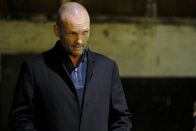 24: Legacy – Eigentlich erhofft sich Eric von Gabriel (Andrew Howard), den möglichen Aufenthaltsort der Terroristengruppe zu erfahren. Doch Gabriels vertraut ihm noch nicht ...
