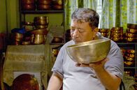 GEO Reportage – Klangschalentherapeut Santa Ratna Shakya prüft eine Vollmond-Klangschale.