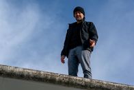 Jenseits der Spree – Robert Heffler (Jürgen Vogel) steht auf dem Dach eines Parkhauses. Vermutlich von dieser Stelle ist das Opfer in die Tiefe gestürzt.