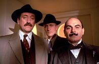 Agatha Christie's Poirot – (v.li.) Philip Jackson (Chief-Inspector Japp), Hugh Fraser (Captain Hastings), David Suchet (Hercule Poirot).