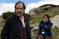 Die Bergretter – Walther Senn (Helmfried von Lüttichau) soll die Geologin Tabea Gollini (Anke Sevenich) ins Tal begleiten. Doch unterwegs geraten sie in Streit - mit fatalen Folgen.