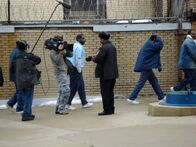 Lockdown - Hinter Gittern – Moderator spricht mit dem Gefangenen.
