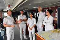 Das Traumschiff – Kapitän Max Parger (Florian Silbereisen, l.) hat eine Überraschung für seine Crew: Ein Landausflug in die schwedischen Schären zwecks Teambuilding. Staff-Kapitän Martin Grimm (Daniel Morgenroth, 2.v.l.), Dr. Jessica Delgado (Collien Ulmen-Fernandes, M.), Oskar (Harald Schmidt, 2.v.r.) und Hanna Liebhold (Barbara Wussow, r.) sehen dem Ganzen mit gemischten Gefühlen entgegen.
