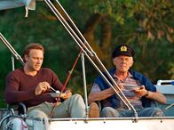 In aller Freundschaft – Otto (Rolf Becker, rechts) und Martin Stein (Bernhard Bettermann) schaffen es doch noch, dass es am Gedächtnistag von Martins Mutter und Ottos Frau Mechthild zu einem Ausflug auf dem Kajütboot kommt. Die beiden genießen den gemeinsamen Tag beim Angeln auf dem See.