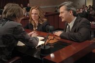 Der Exorzismus von Emily Rose – Der Kläger Ethan Thomas (Campbell Scott, r.) und die Anwältin Erin Bruner (Laura Linney, M.) sind beide bemüht, die Richterin Brewster (Mary Beth Hurt, l.) von ihrer Meinung zu überzeugen.